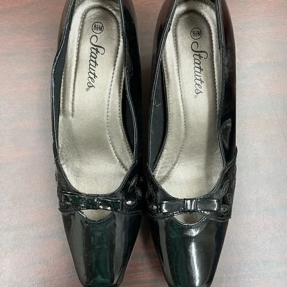 Statutes Black Heels